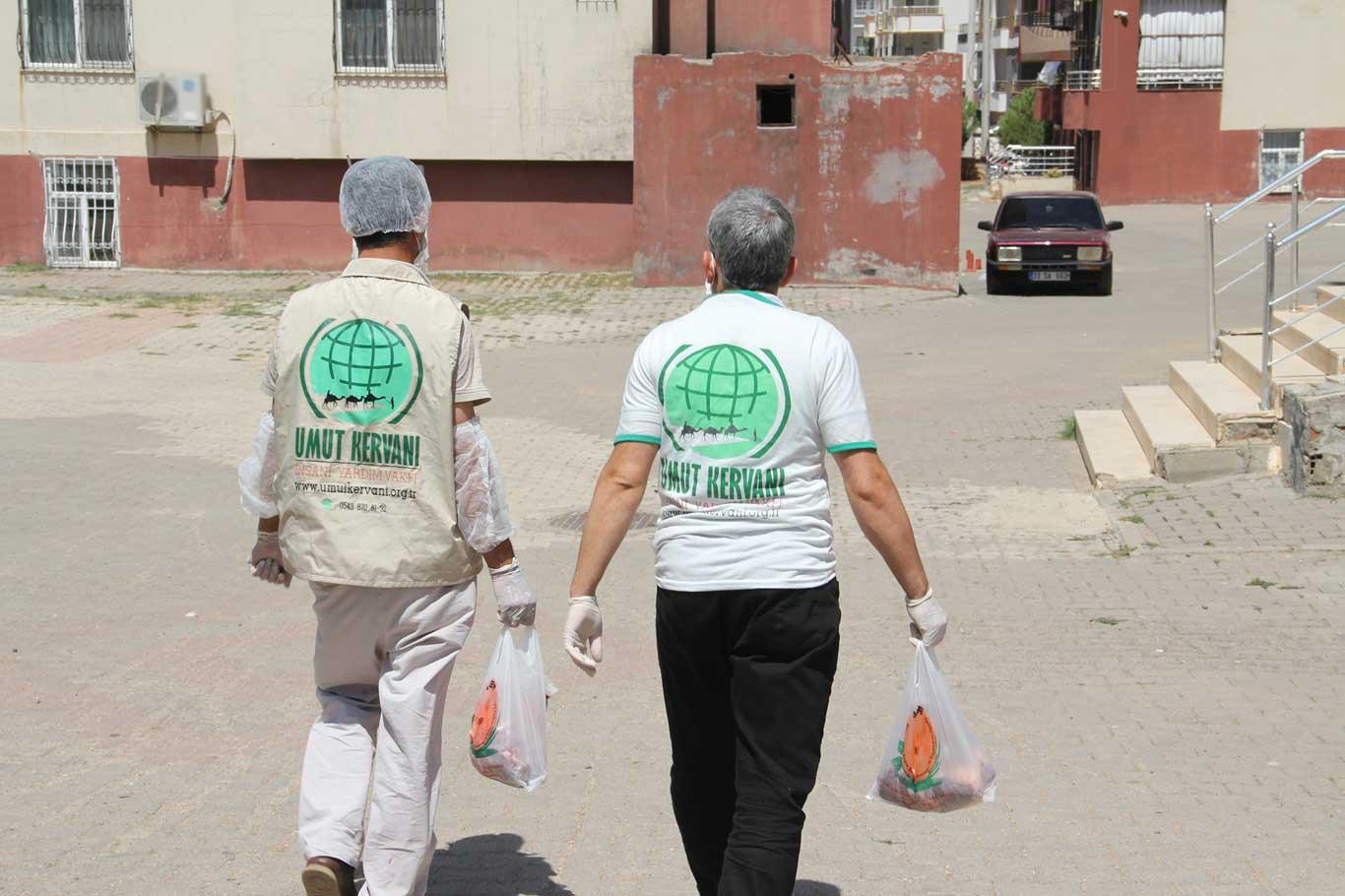 Midyat Umut Kervanı yüzlerce yetim ve muhtaç aileye kurban eti ulaştırdı
